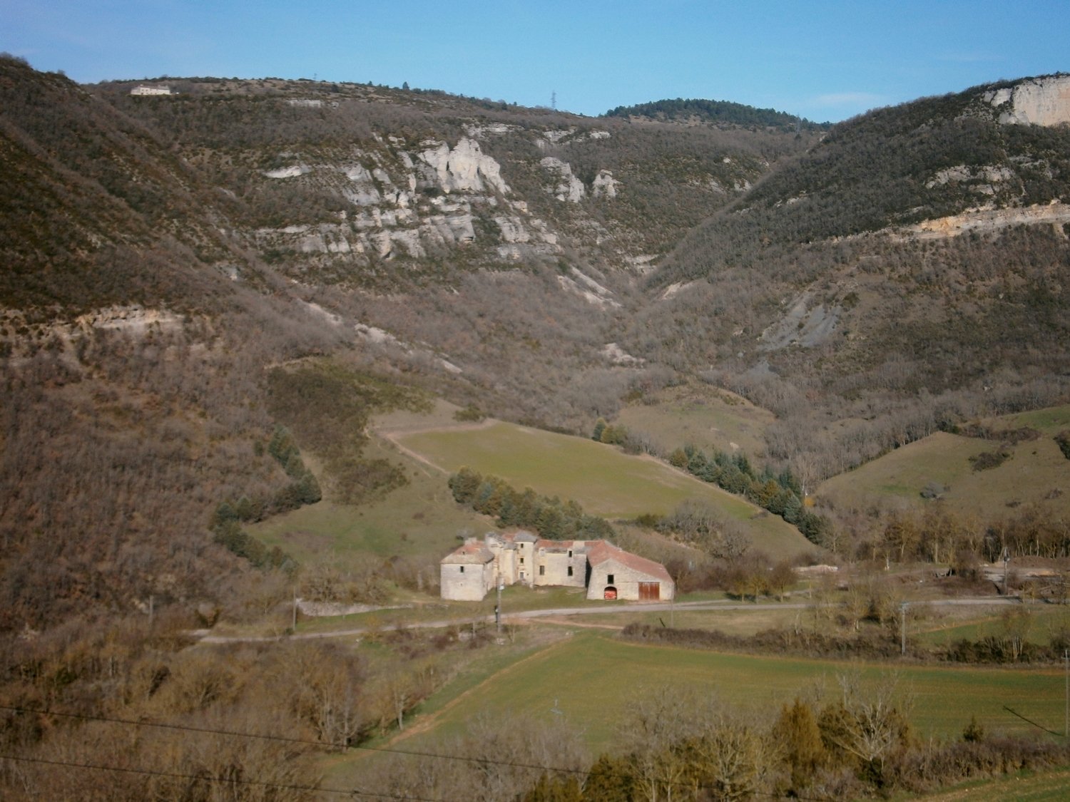 Une ancienne ferme à proximité immédiate de Roquefort. En arrière plan le Larzac.