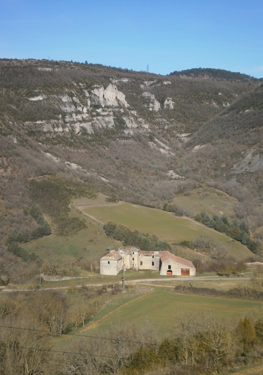 Une ancienne ferme à proximité immédiate de Roquefort. En arrière plan le Larzac.
