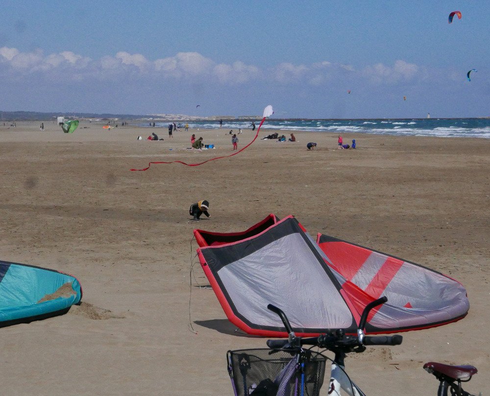 un petit vent, cerf-volants et kite surfers sur la plage