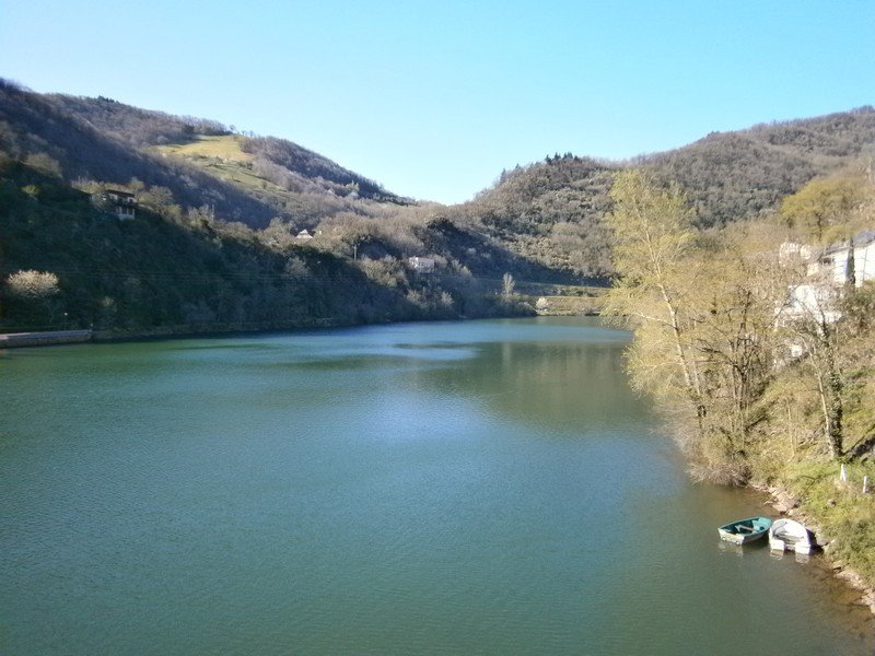 Ici le Tarn est retenu par le barrage de La Croux.