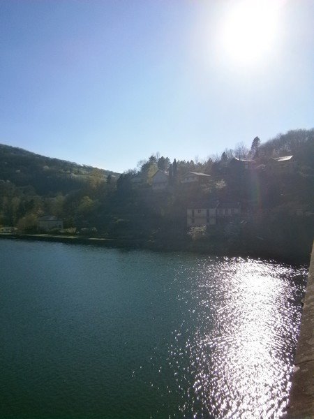 Le lac en aval du pont.