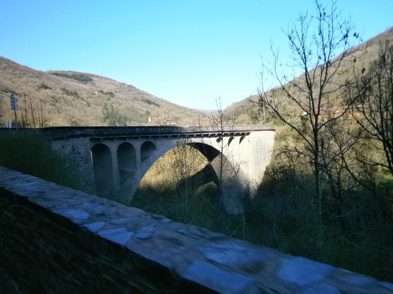 Le pont qui devait relier Lincou à sa gare qui ne fut jamais construite. La plate forme de la voie est aujourd'hui une route qui relie St Affrique à St Juéry aux portes d'Albi.