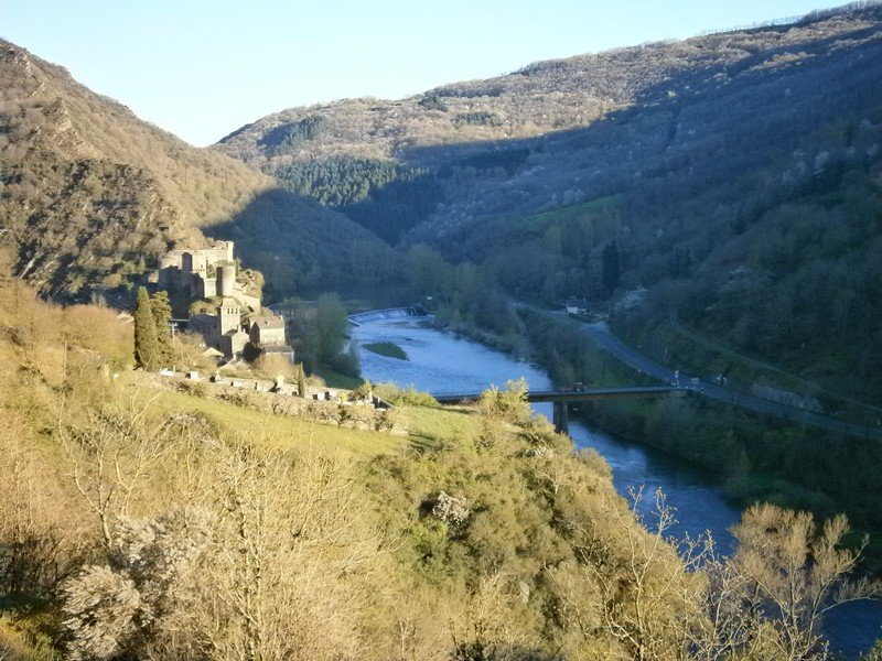 Terme de la descente le village de Brousse et sont château médiéval qui servit de repaire aux bandes de routiers durant la guerre de cent ans.