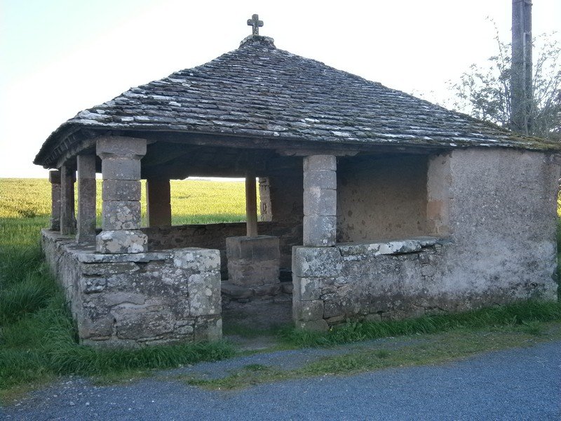 A St Martin la croix du village est couverte. Elle n'est pas la seule et partage cette particularité avec d'autres sur le Lévezou.