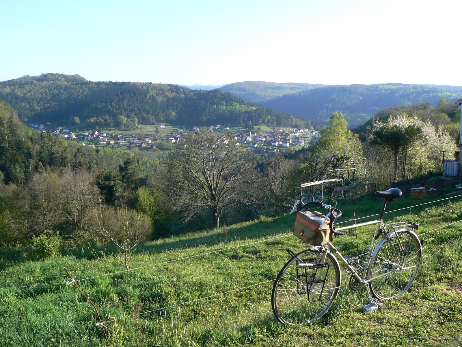 Vue sur Schaeferhof depuis Haselbourg. Et tout au fond, le sommet à peine visible du Donon !