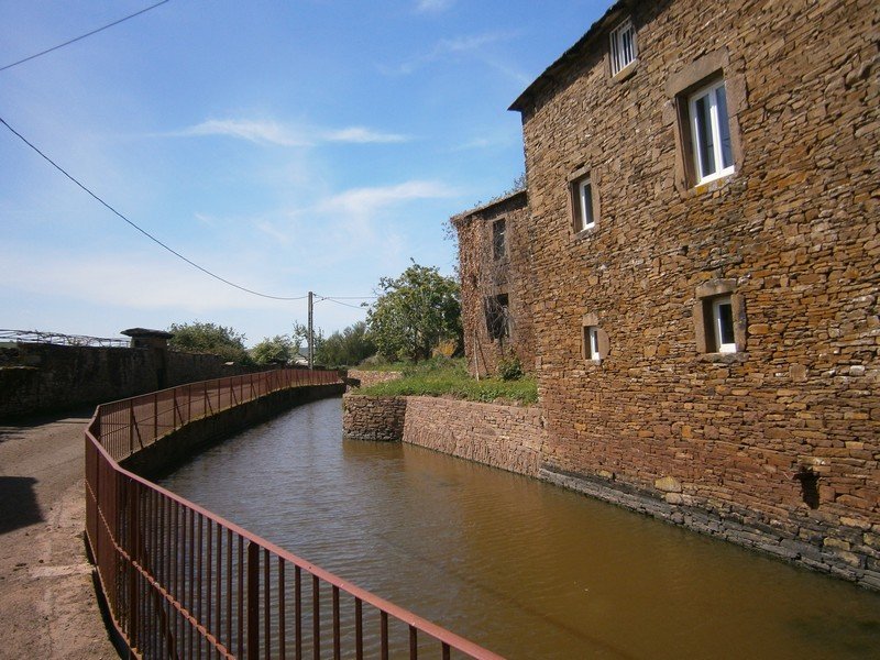 Les douves des remparts d'Ennous