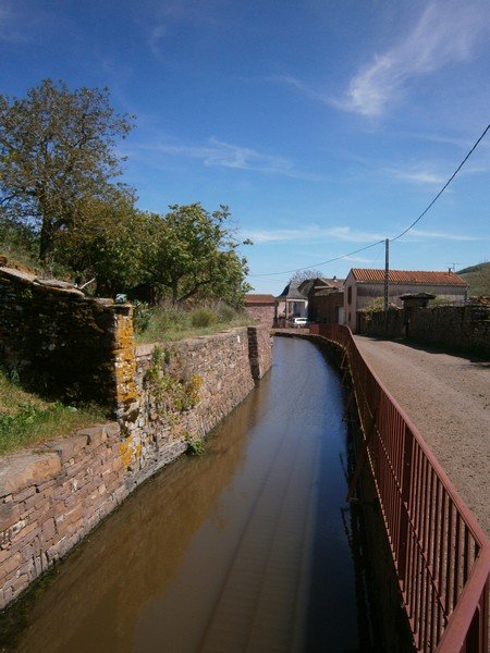 C'est un des rares cas en Aveyron de fortifications où les douves soient restés en eau