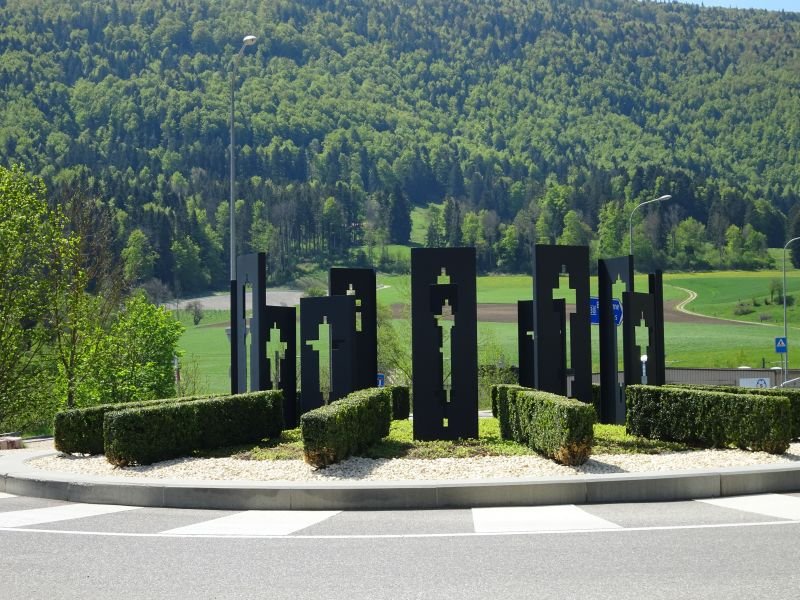 Rond-point entrée de Court