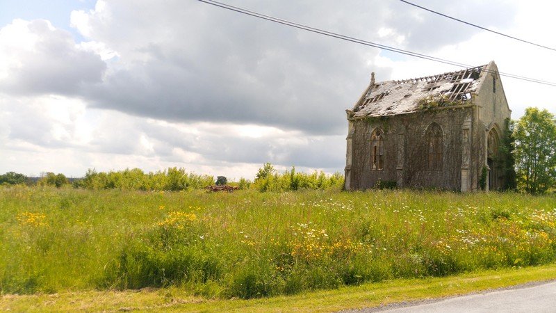 Une chapelle abandonnée après Trois Monts