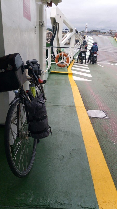 Mon vélo passe le bac pour la première fois