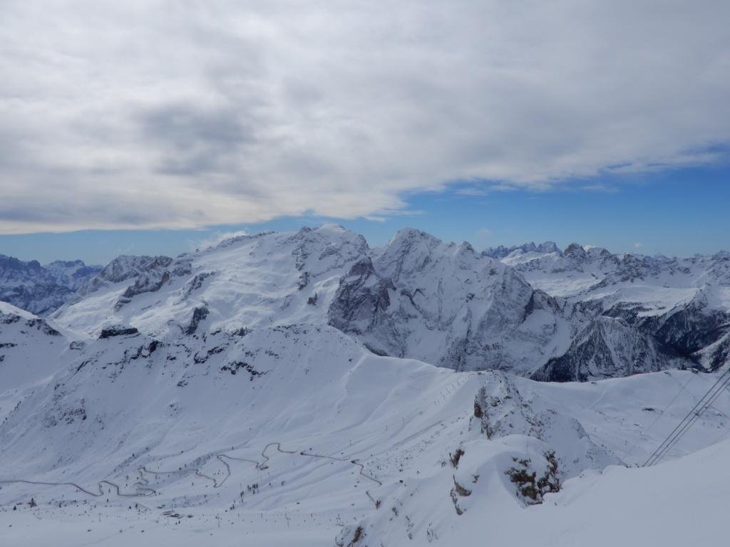 En bas : Lacets du Passo de Pordoï