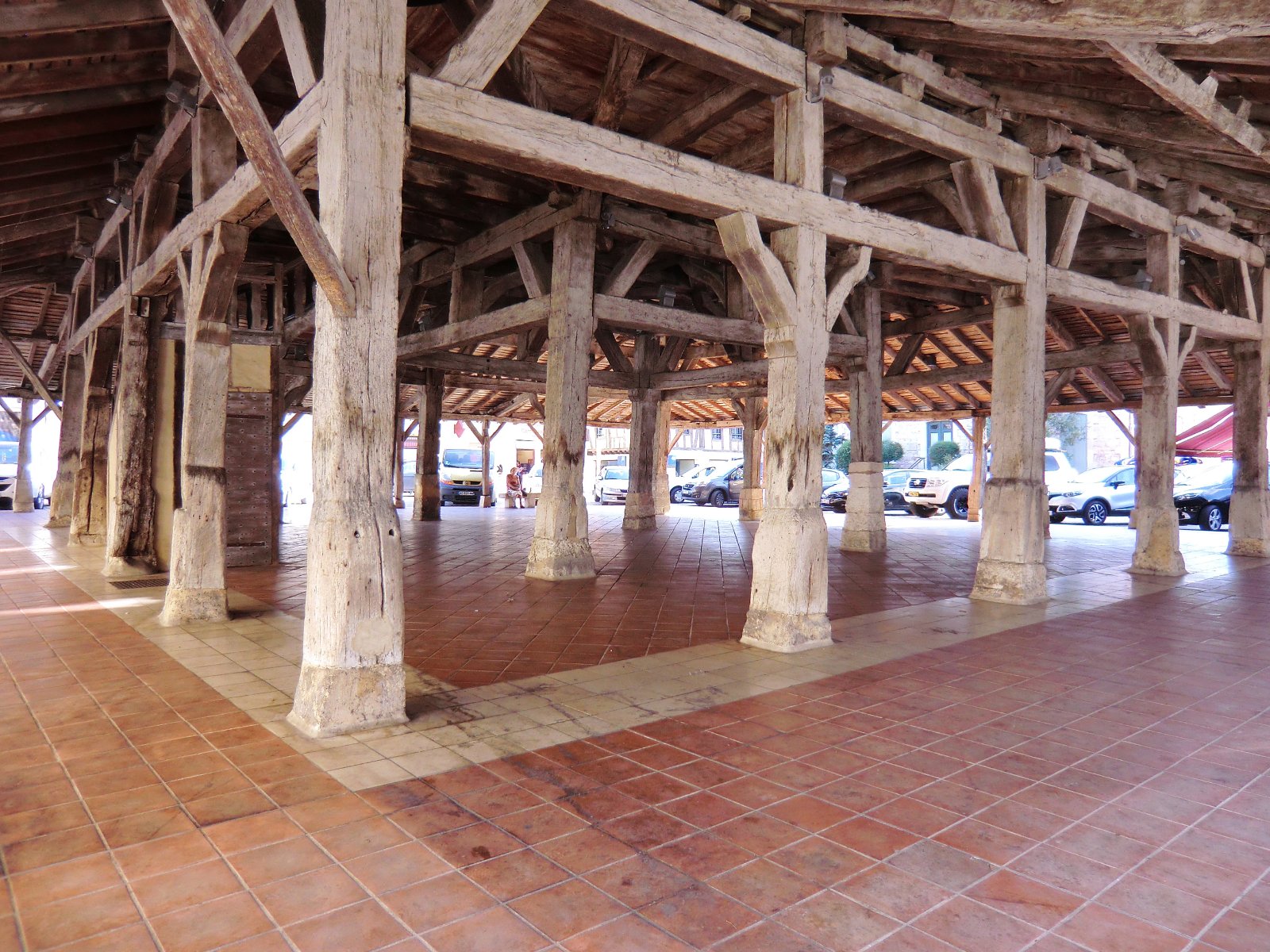 Villereal - Sous la halle f.jpg