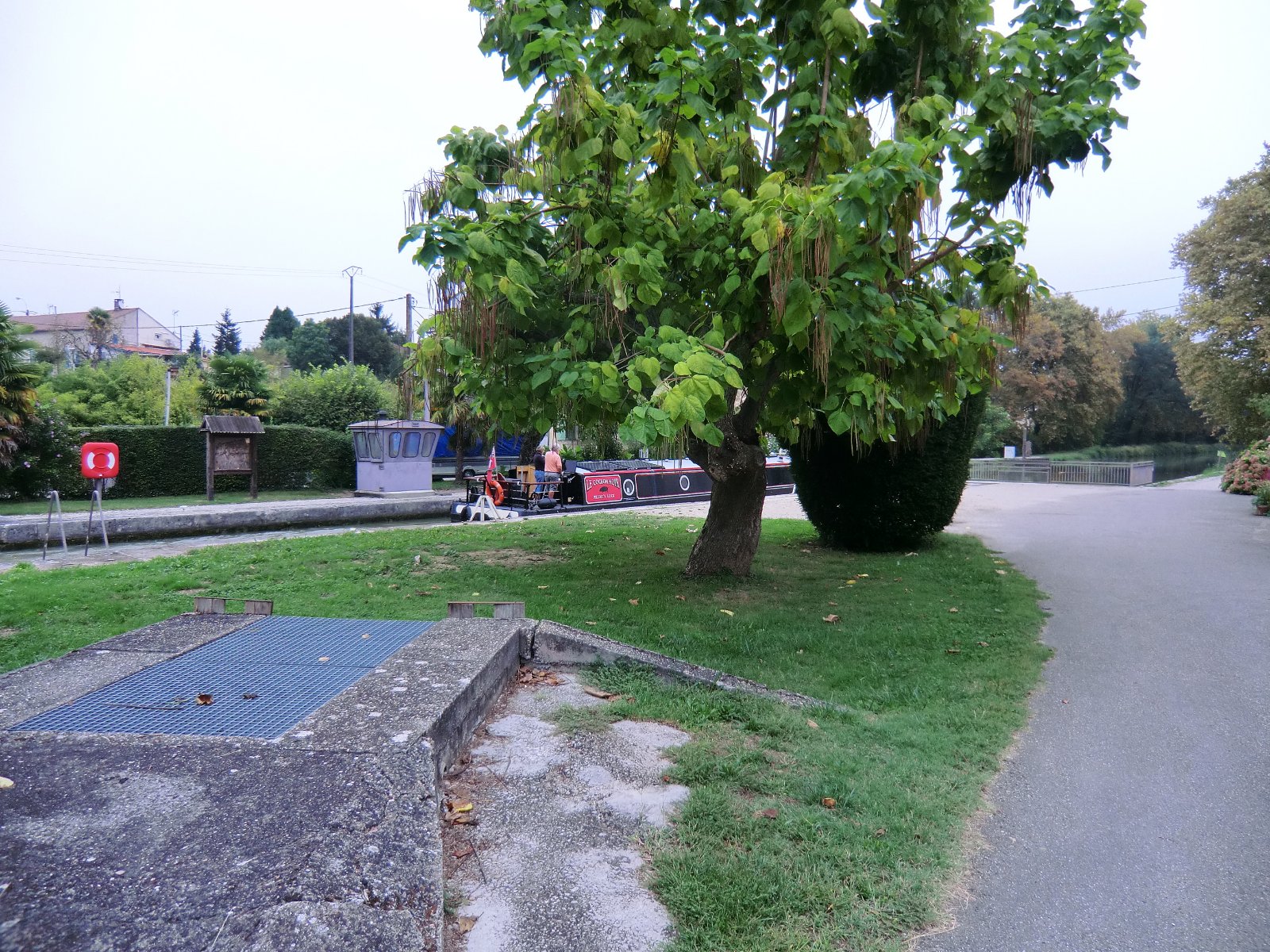 Ecluse sur le canal latéral à la Garonne f.jpg