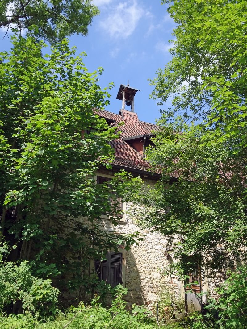 Bâtisse à Scholis