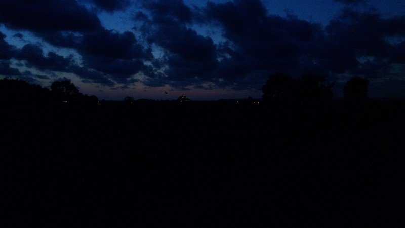 Vue sur le Mont Saint Michel illuminé... mon téléphone est moins précis que les yeux...