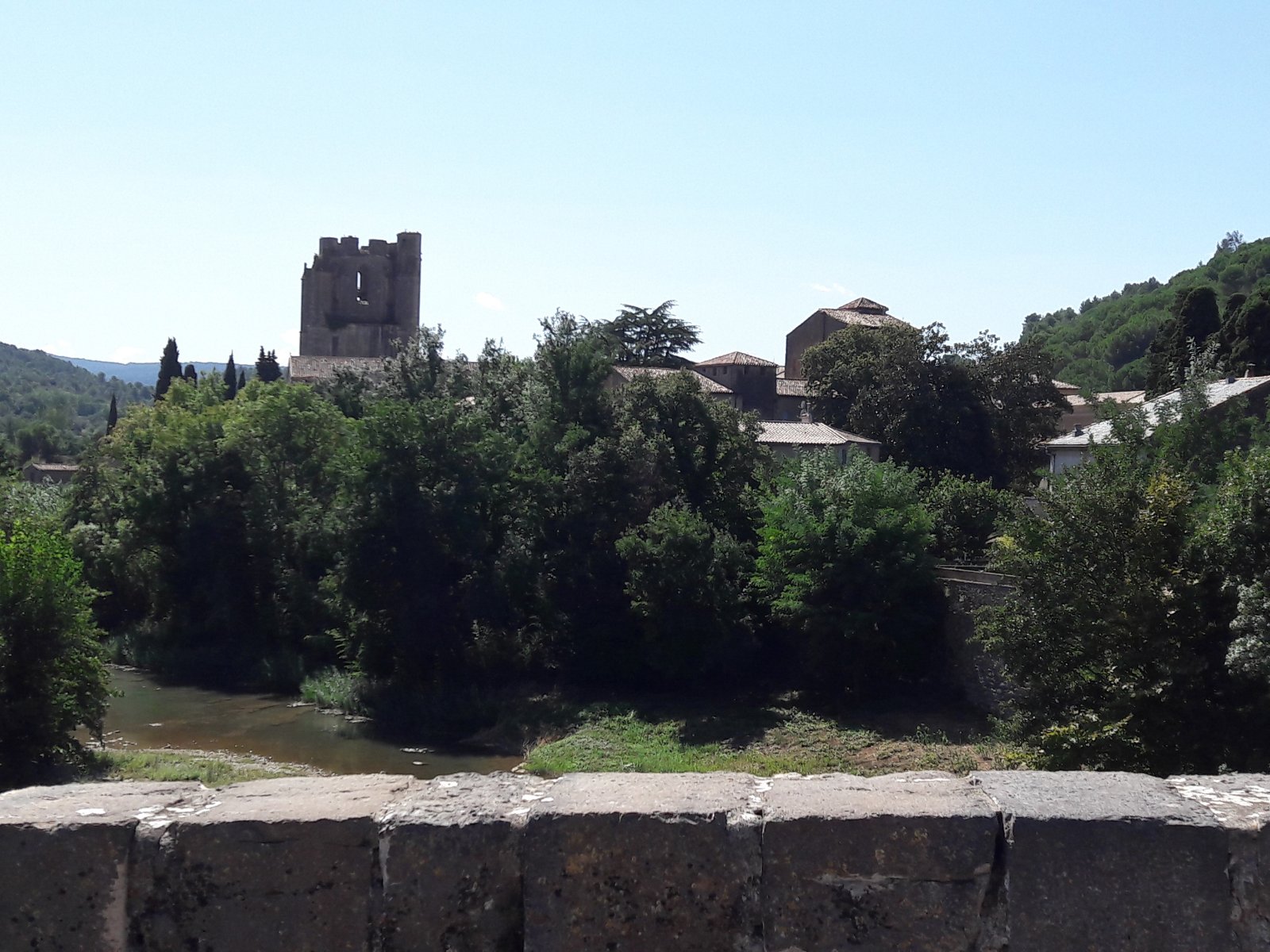 L'abbaye vue de loin.jpg