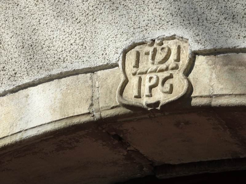 Souboz : portail vieille maison