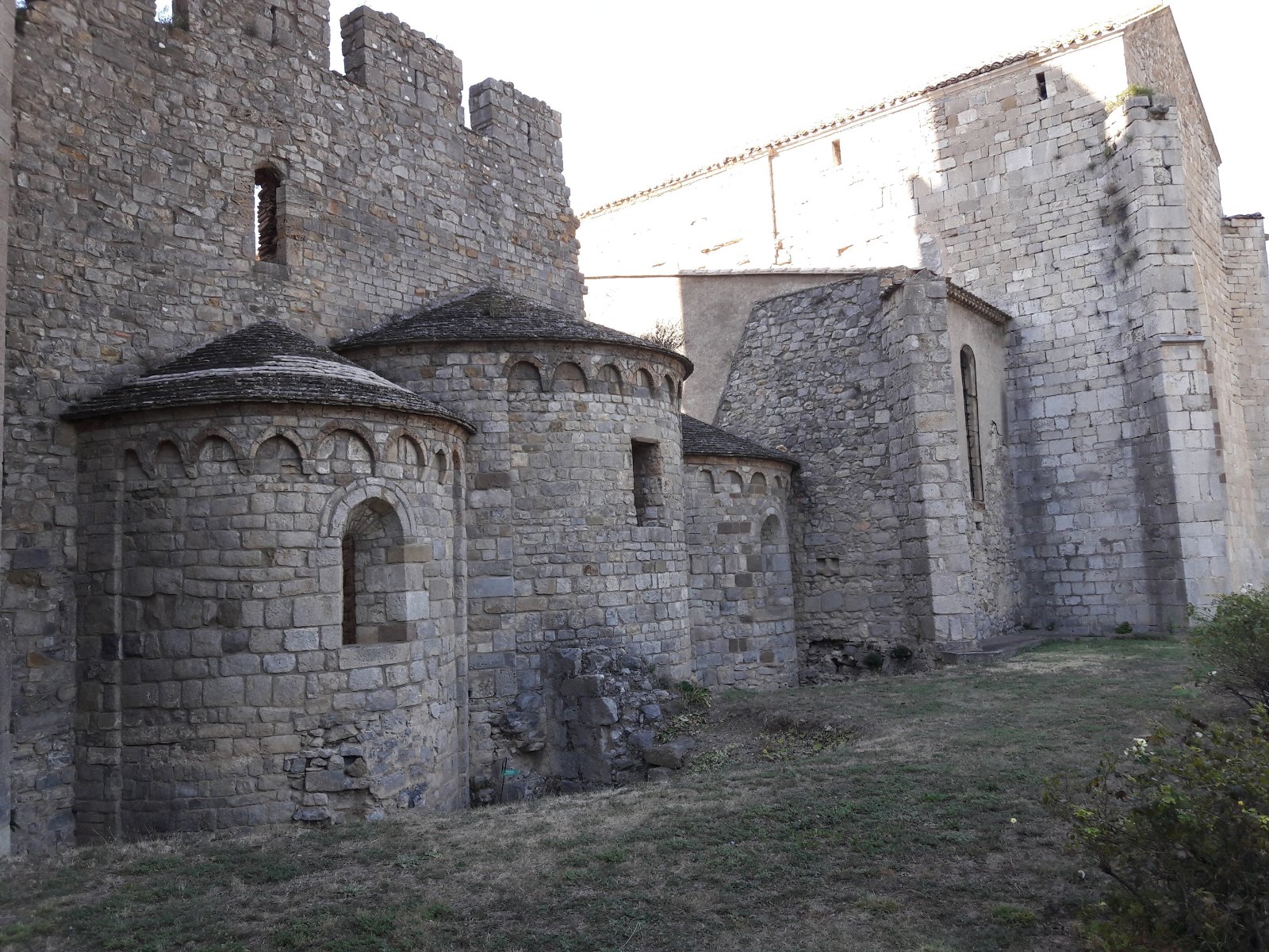 Le chevet de l'ancienne église abbatiale.jpg