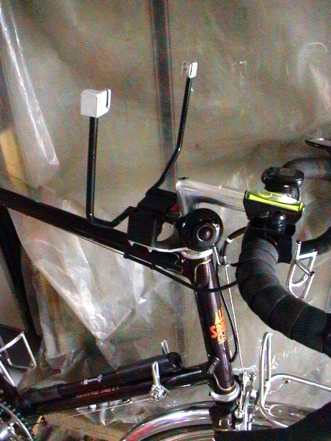 Montage du Clickfix avec pièce support spèciale et crochets sur l'arceau