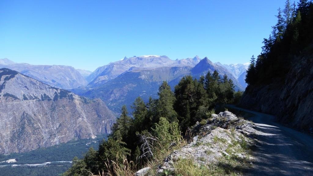 Au fond : Les Deux-Alpes. Si tu tombes c'est la chute...si tu chutes c'est la tombe....