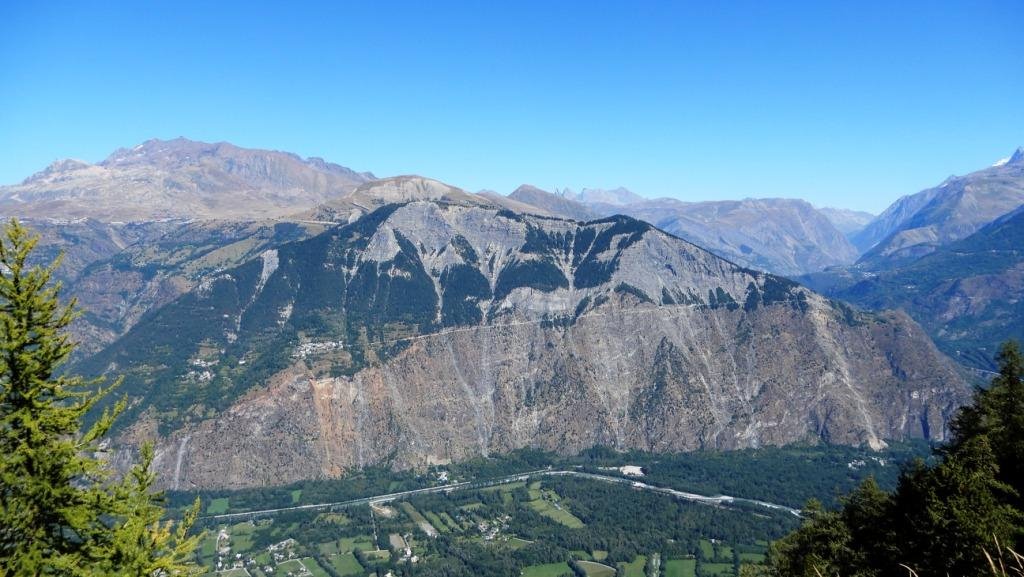 En face : route des Balcons d'Auris