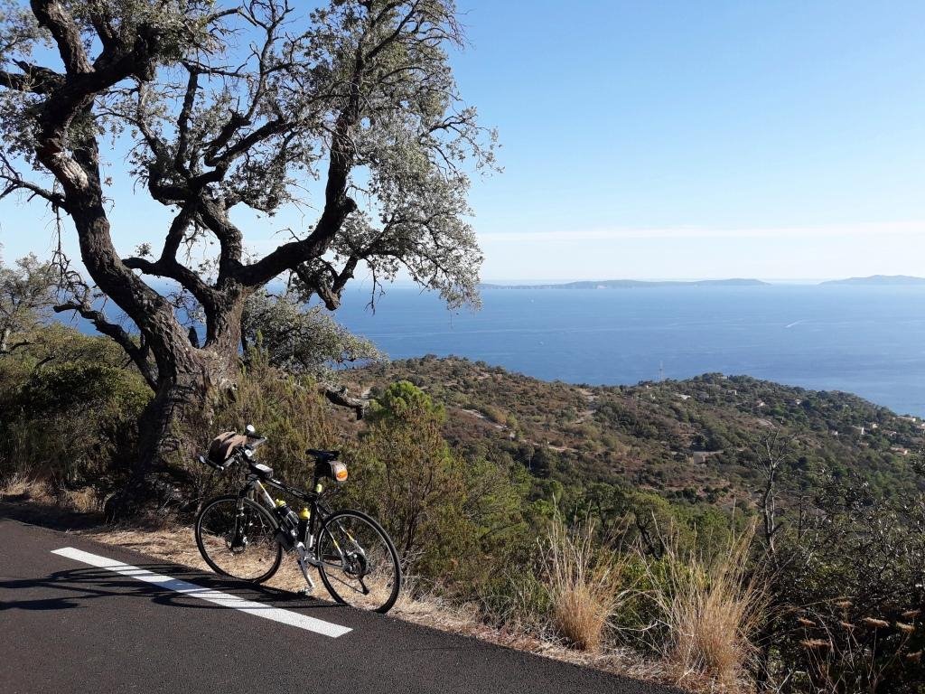 Au fond : les Iles d'Or (Levant, Porquerolles)