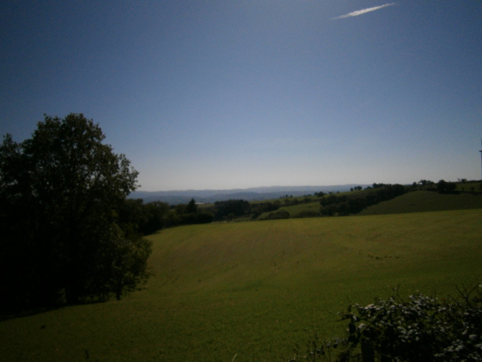 Bordure sud du Lévezou avac en fond d'horizon les monts de Lacaunes.