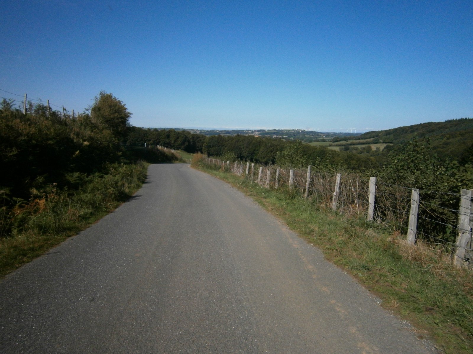 Le Lévezou est un plateau mais il est tout sauf plat. Sur 20km c'est une succession de raidillons à 10% suivis de descentes aussi raides.