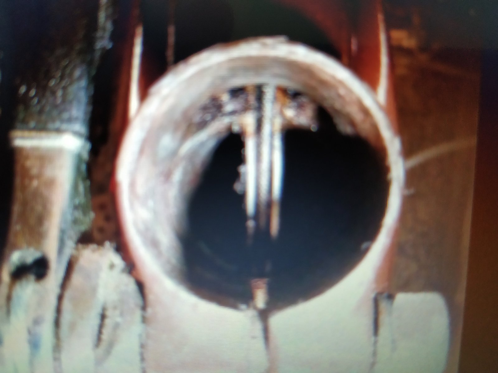 Mr Follis faisait sortir le câble de frein arrière en perçant le haut du tube de selle et en brasant un pontet à l'intérieur il evidait le bas de la tige de selle pour qu'on puisse la régler en hauteur !?