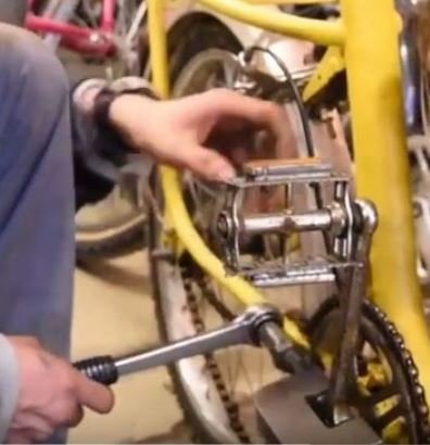 outil qui peut permettre de retirer une une clavette de pédalier au lieu de la riveter!!!!