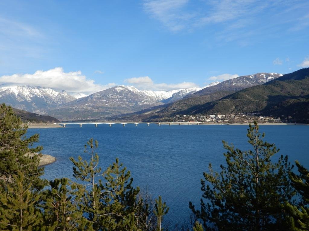 Savines le lac et son pont. Au fond : Massif du Parpaillon