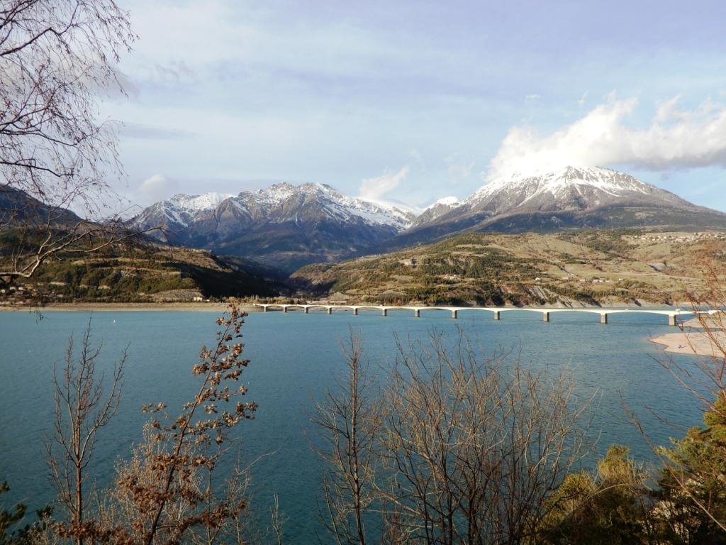 En face : les Montagnes de Réallon