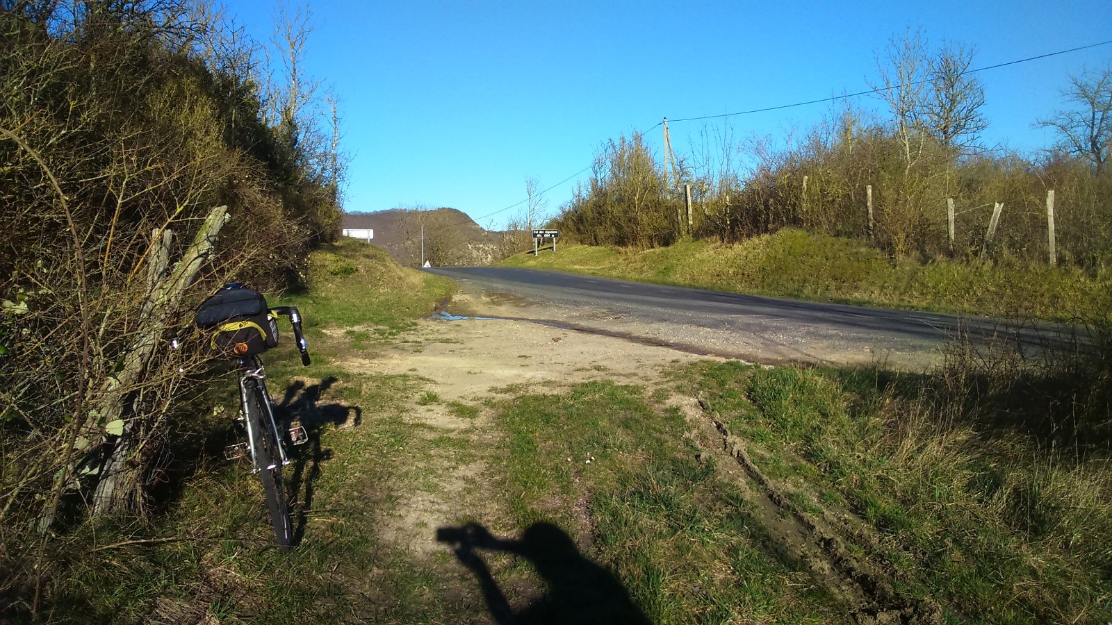 Un classique des débuts de saison. Le col des Aiguyères au dessus de Roquefort