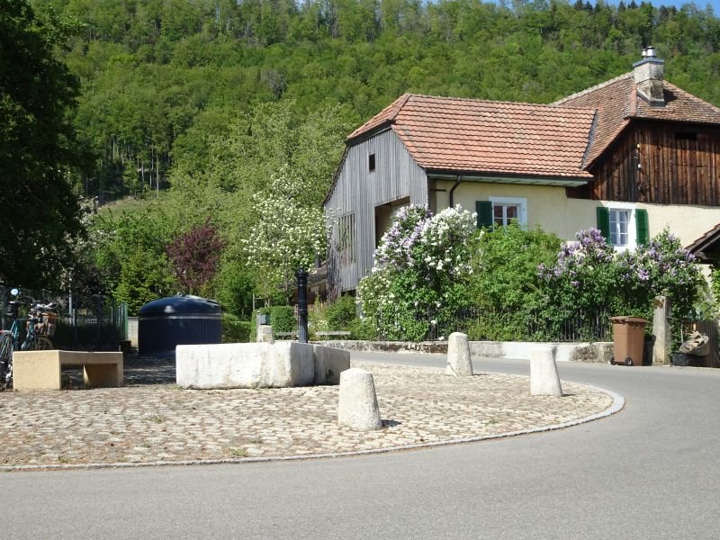 Montavon, place et fontaine
