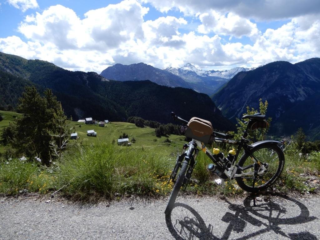 Poët-Morand. Au fond : vallée du Col d'Izoard