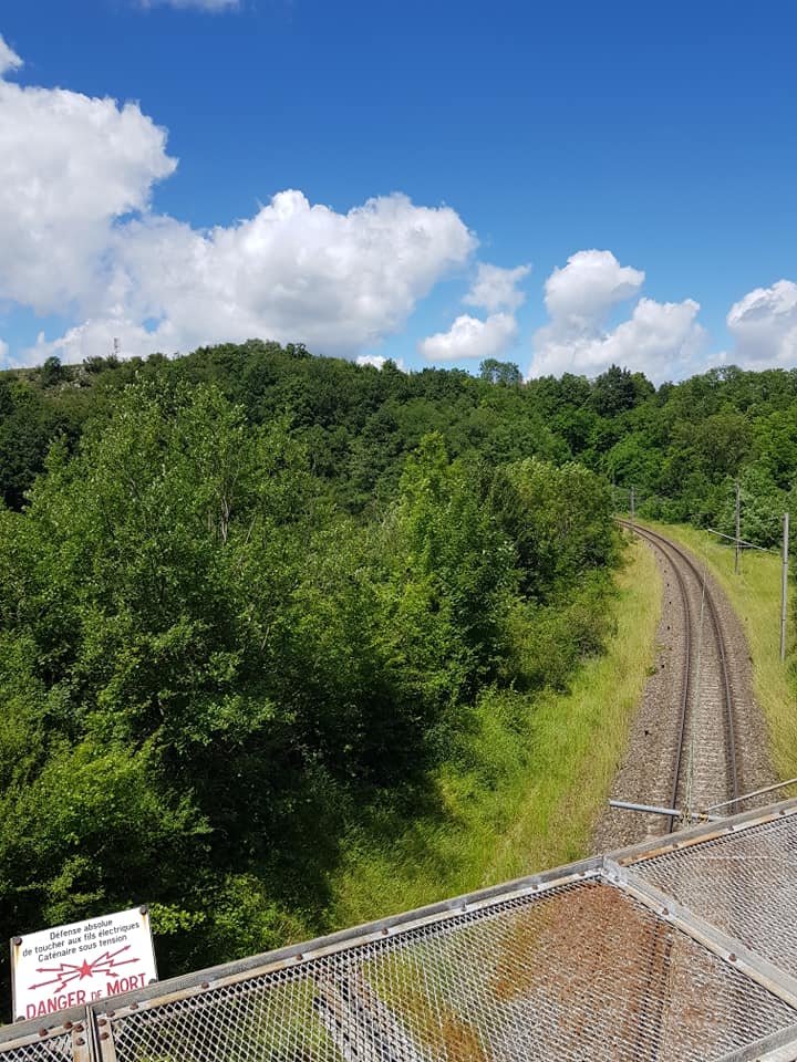la voie sncf à Mesnay.jpg