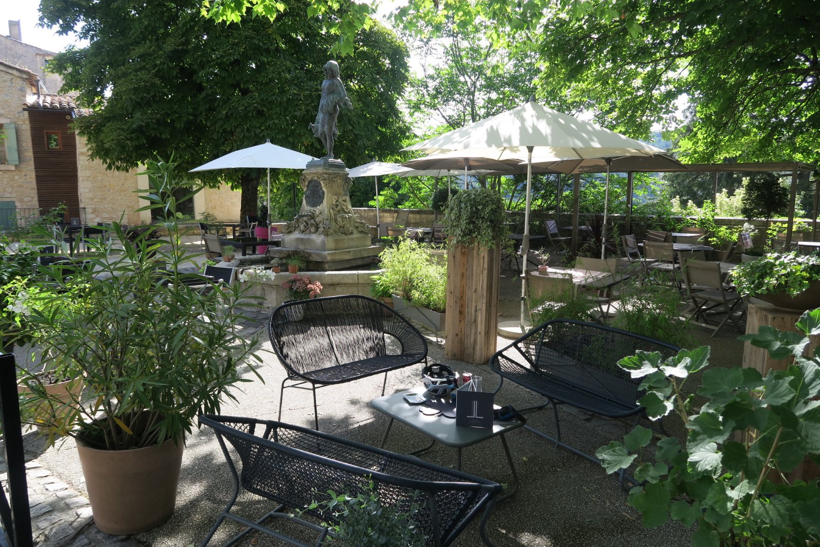 Terrace ombragée à Monnieux