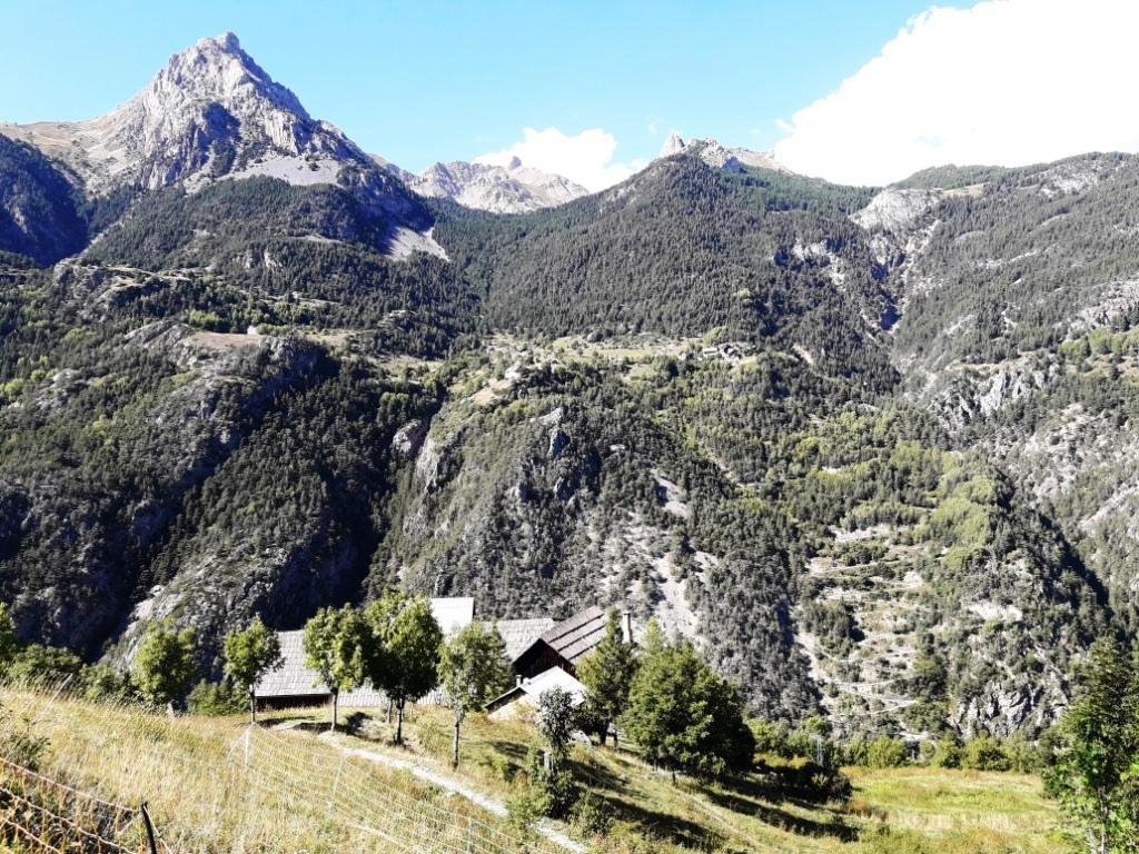 En face : les lacets des Escoyères