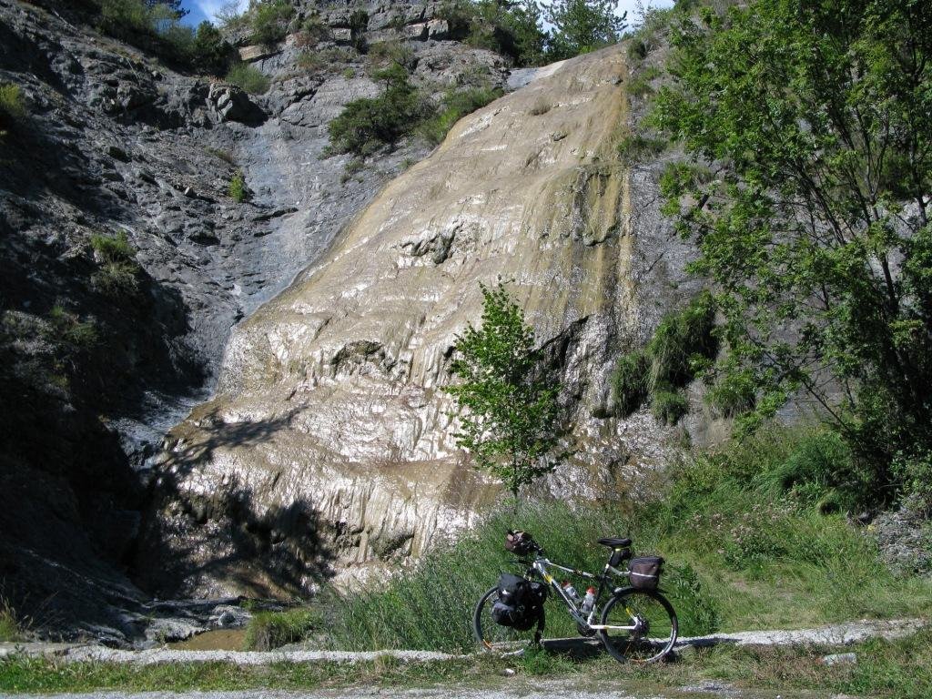 Surprenante cascade dans le Col de Sarraut