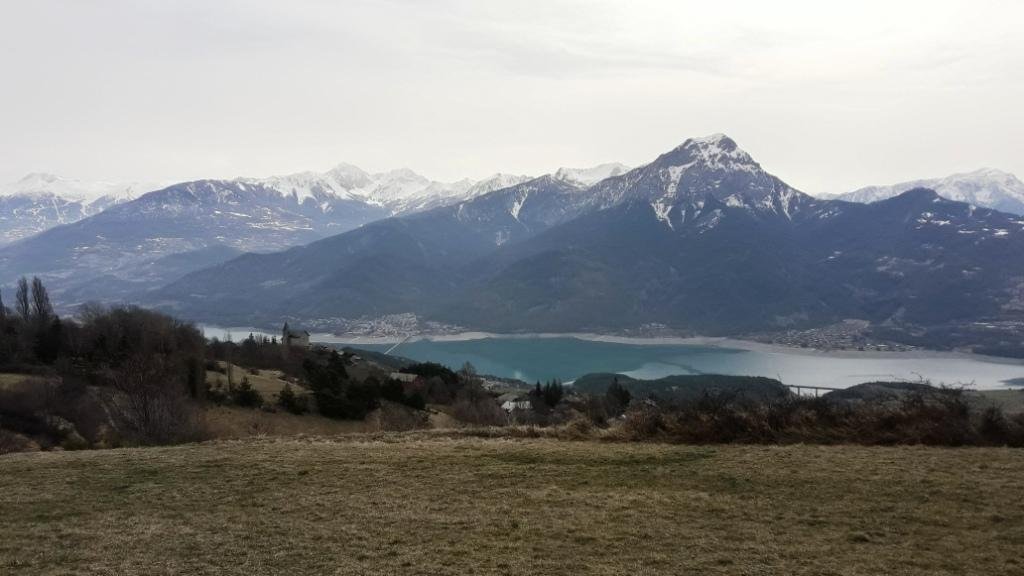 en bas, en face : Mon Village !! Savines le lac 790 m