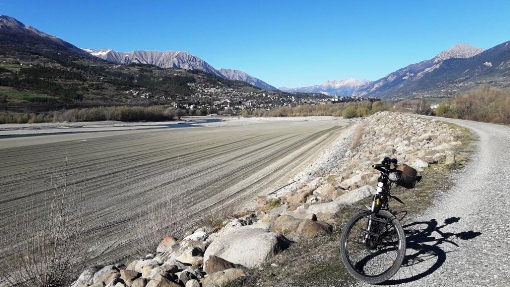 le lac de Serre-Ponçon, désertique actuellement
