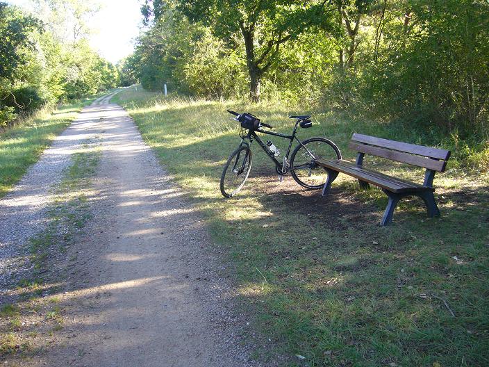 Des bancs sont installé le long du parcours, il y a même des endroits ou se trouve des grill et des table pour faire ses petites pauses.