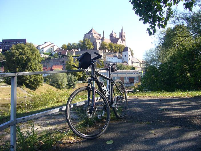 La cathédrale St. Stephan de Breisach. Située au sommet d'une colline, le Münsterberg, l'emblème de Breisach domine les maisons de la vieille ville et la plaine rhénane.