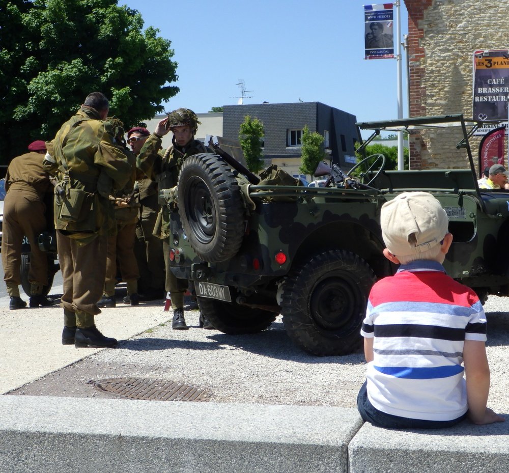 Le garçon et la jeep