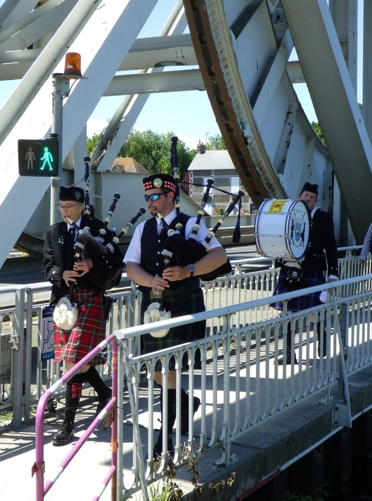 Le 6 juin, il y a toujours de l'ambiance autour du pont.