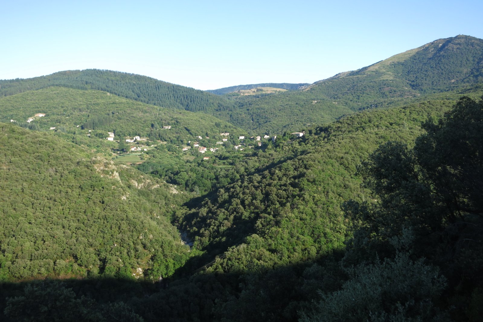 La montée vers le col de la Lusette. Paysage cévenol typique dans le matin.