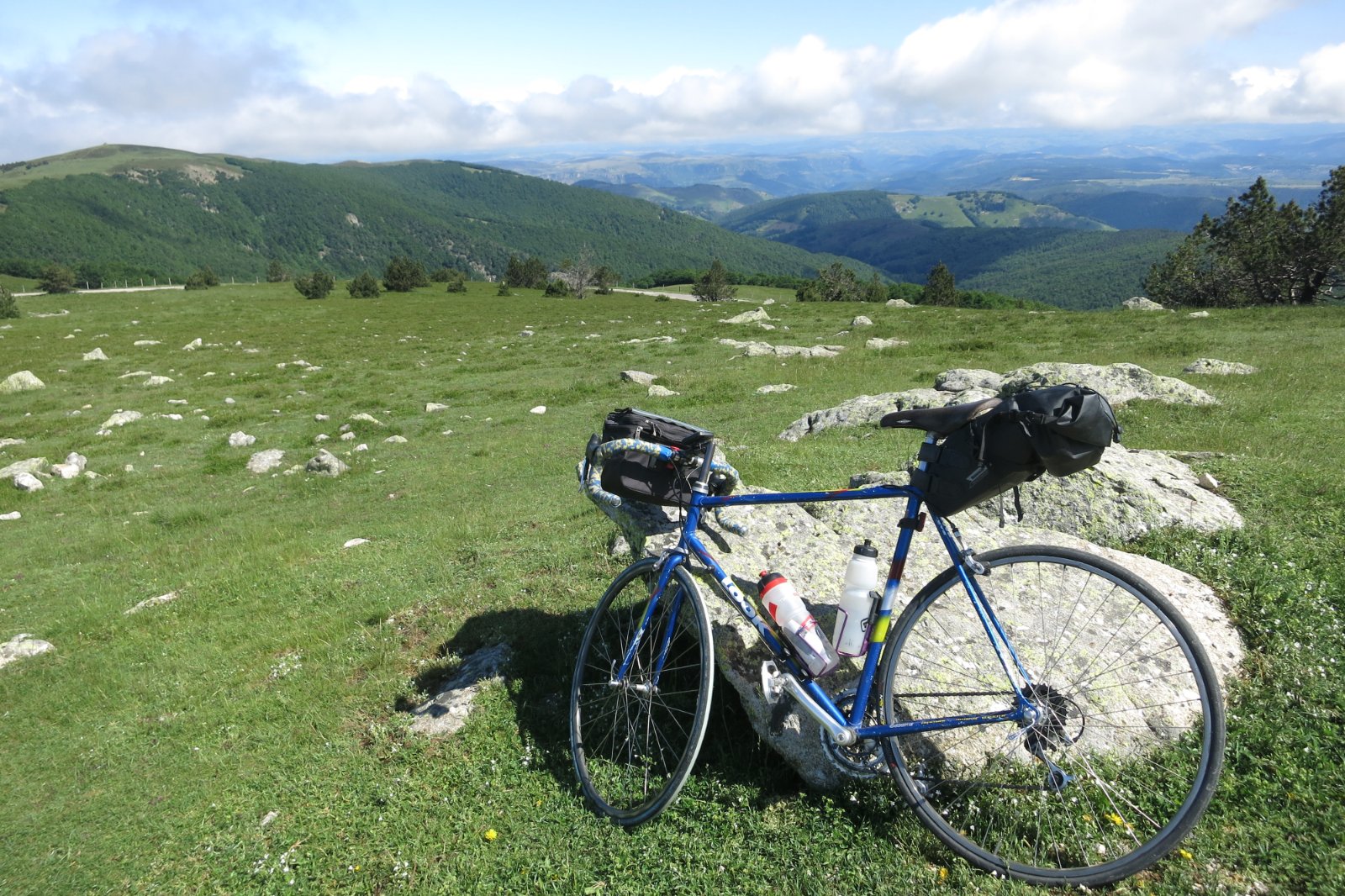 Au sommet de l'Aigoual. Le causse Méjean et au loin, la Margeride et le Mont Lozère.