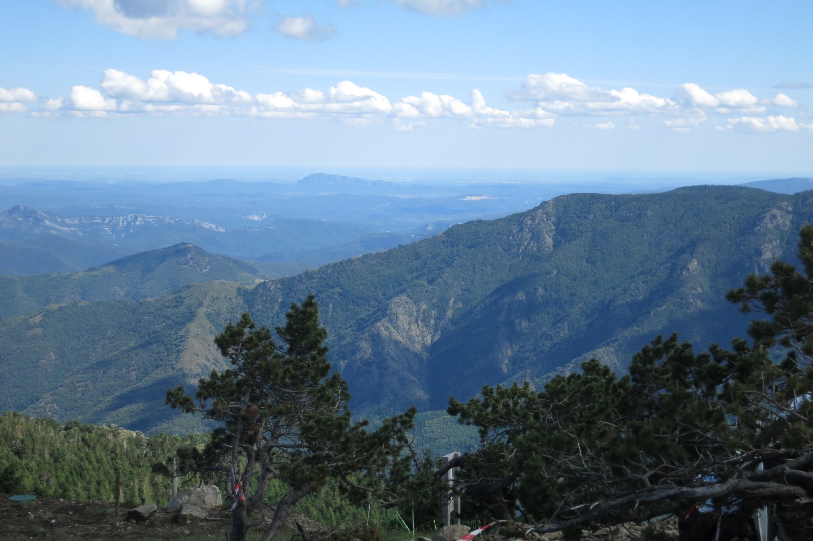 La vue de l'Aigoual vers le Sud, avec la Méditerranée et le Pic St Loup, près de Montpellier.