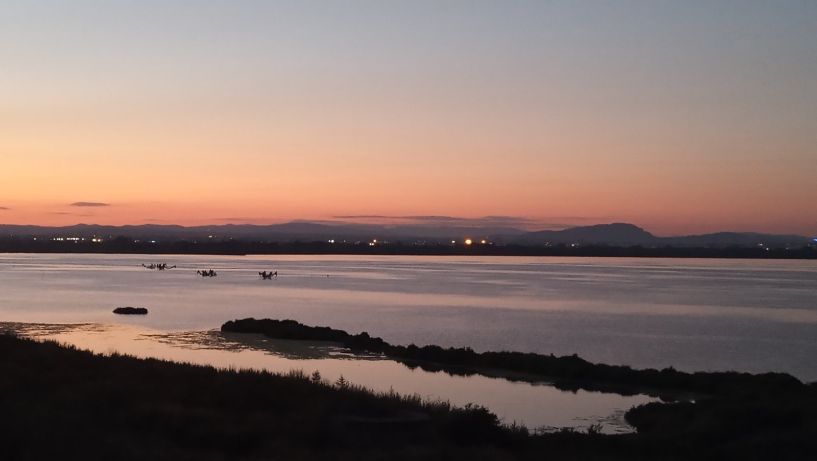 Etang de l'Or sur le retour par la piste Palavas-Lattes avec silhouette du Pic St-Loup
