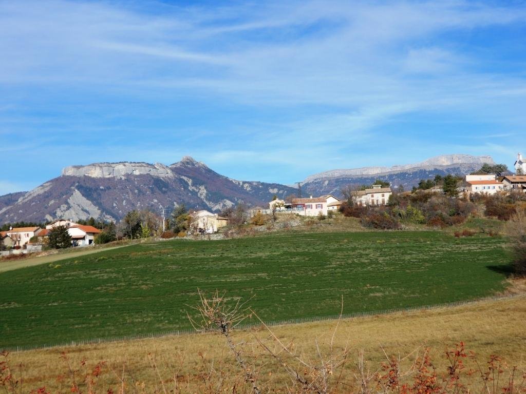 Lardier. Au fond : Petite Céüse à gauche, et Massif de Céüse à droite. Col des Guérins au milieu
